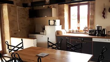 Jääkaappi, mikroaaltouuni, uuni, liesi