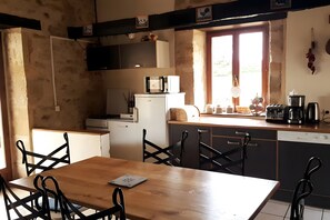 Fridge, microwave, oven, stovetop - Gîte "Le Mas" with Pool – Charm and Nature in the Heart of Périgord (Corgnac-sur-l'Isle)