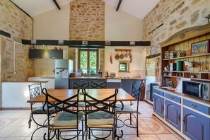 Dining - Gîte "Le Mas" with Pool – Charm and Nature in the Heart of Périgord (Corgnac-sur-l'Isle)