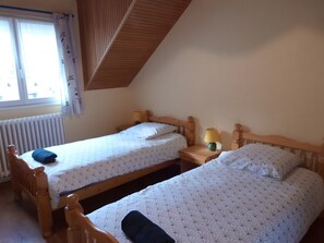 Iron/ironing board, WiFi, bed sheets - Maison les mouettes, fisherman's house in the city center (Saint-Vaast la Hougue)