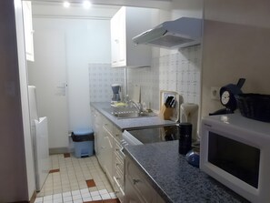 Fridge, microwave, oven, stovetop - Maison les mouettes: Fisherman's House in the Heart of Town (Saint-Vaast la Hougue)