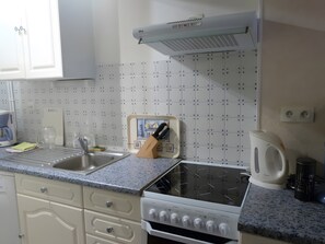 冷蔵庫、電子レンジ、オーブン、コンロ