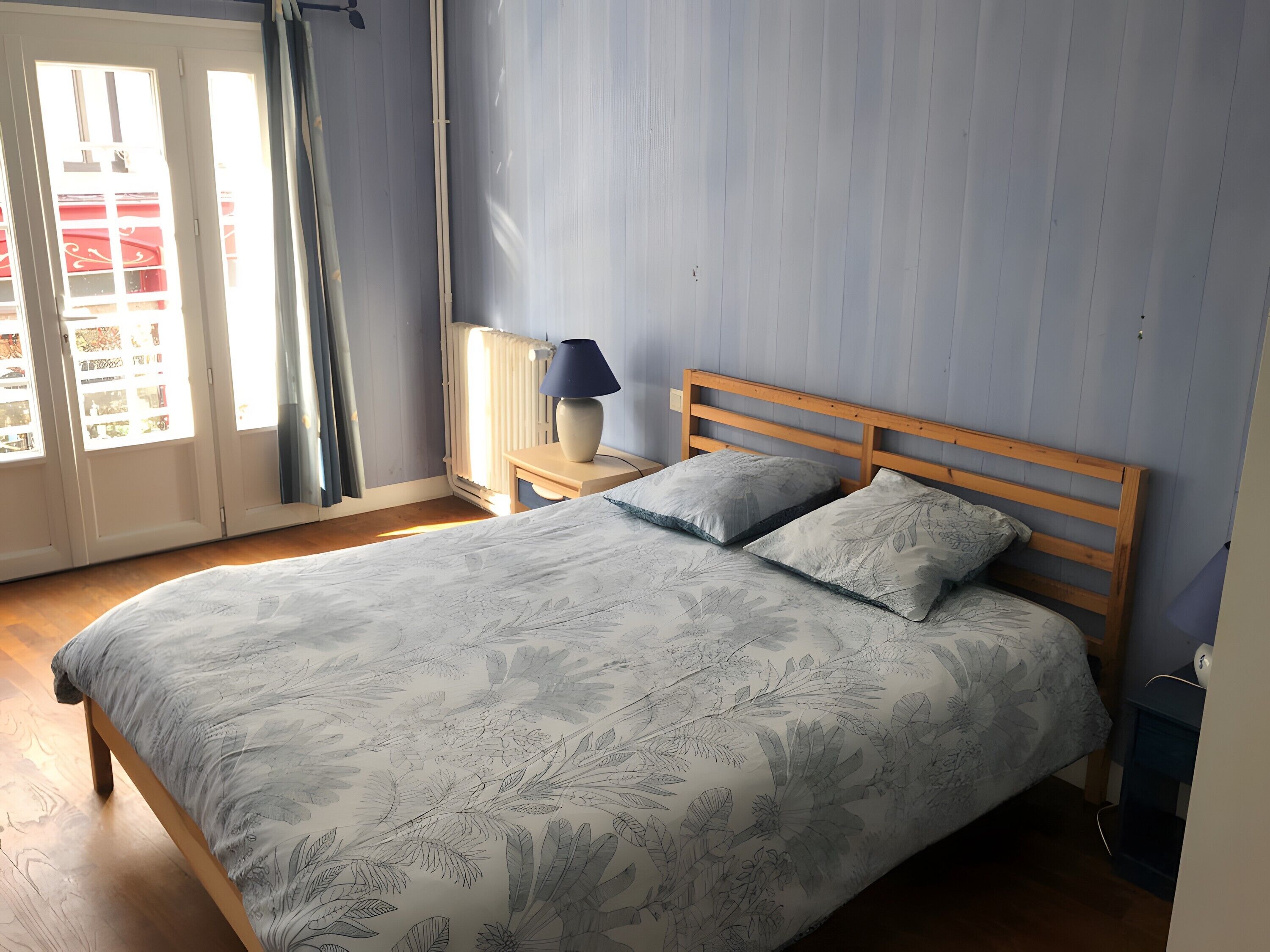 Tabla de planchar con plancha, wifi, ropa de cama