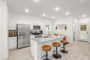 Fridge, microwave, oven, stovetop - Modern 3BR Centerton Near Walmart HQ & Bentonville (Centerton)