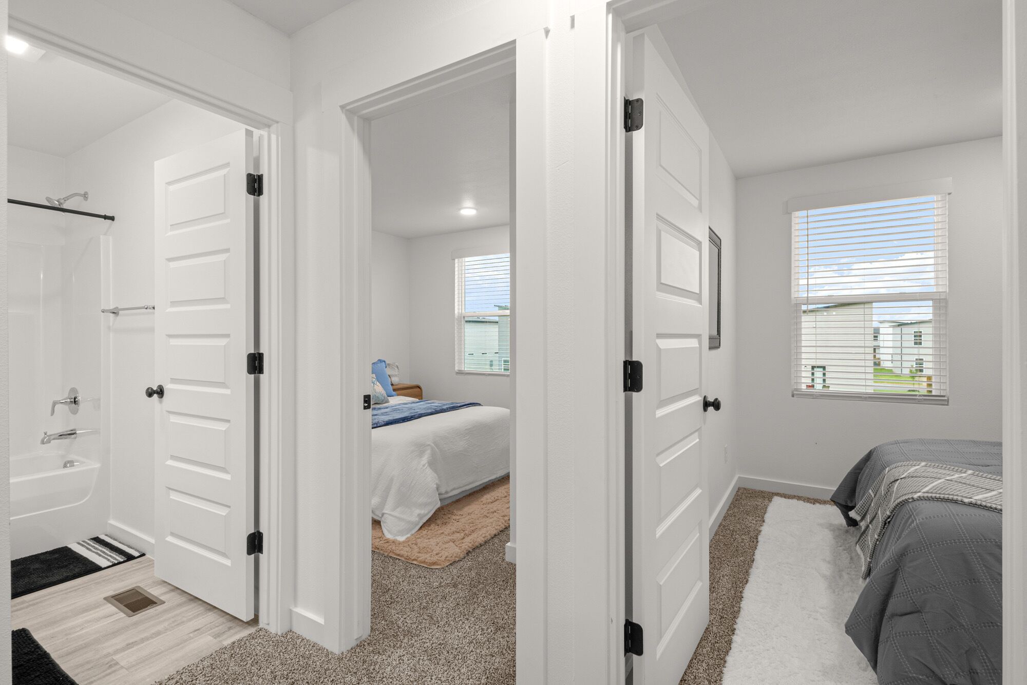 2 室のベッドルーム、アイ  ロン / アイロン台、WiFi (無料)、ベッドシーツ