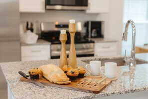 Frigorífic, microones, forn i placa de cuina 