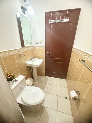 Dusj, håndklær, såpe og toalettpapir