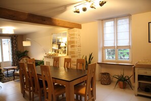 Dining - "Le clos des flâneries" 10 minutes from the Champagne vineyards. (Bouy)