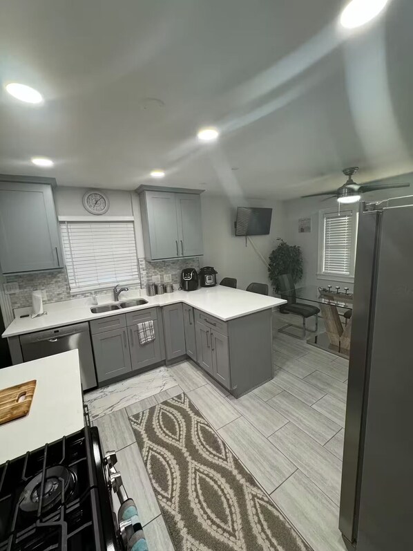 Refrigerador, microondas, horno y parrilla de estufa 