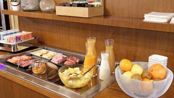 朝食 (オーダー形式)、毎日提供 (1 名様 11 EUR)