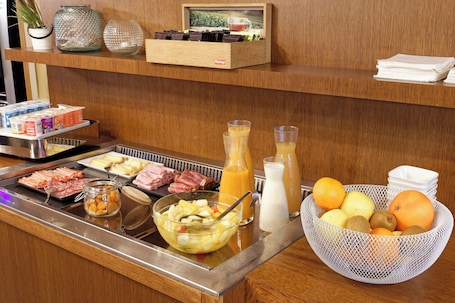 Desayuno a la carta diario (EUR 11 por persona)