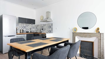 Superior Apartment, Kitchen | Private kitchen | Stovetop, cookware/dishes/utensils