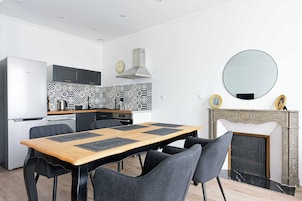Superior Apartment, Kitchen | Private kitchen | Stovetop, cookware/dishes/utensils