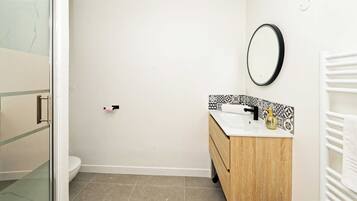 Studio, Kitchenette | Bathroom