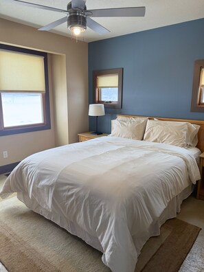 5 bedrooms, iron/ironing board, free WiFi, bed sheets - Spacious Northern Michigan Lodge with Views and Prime Location (Mancelona)