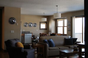 Een smart-tv, een dvd-speler, tafelvoetbal en een tafeltennistafel