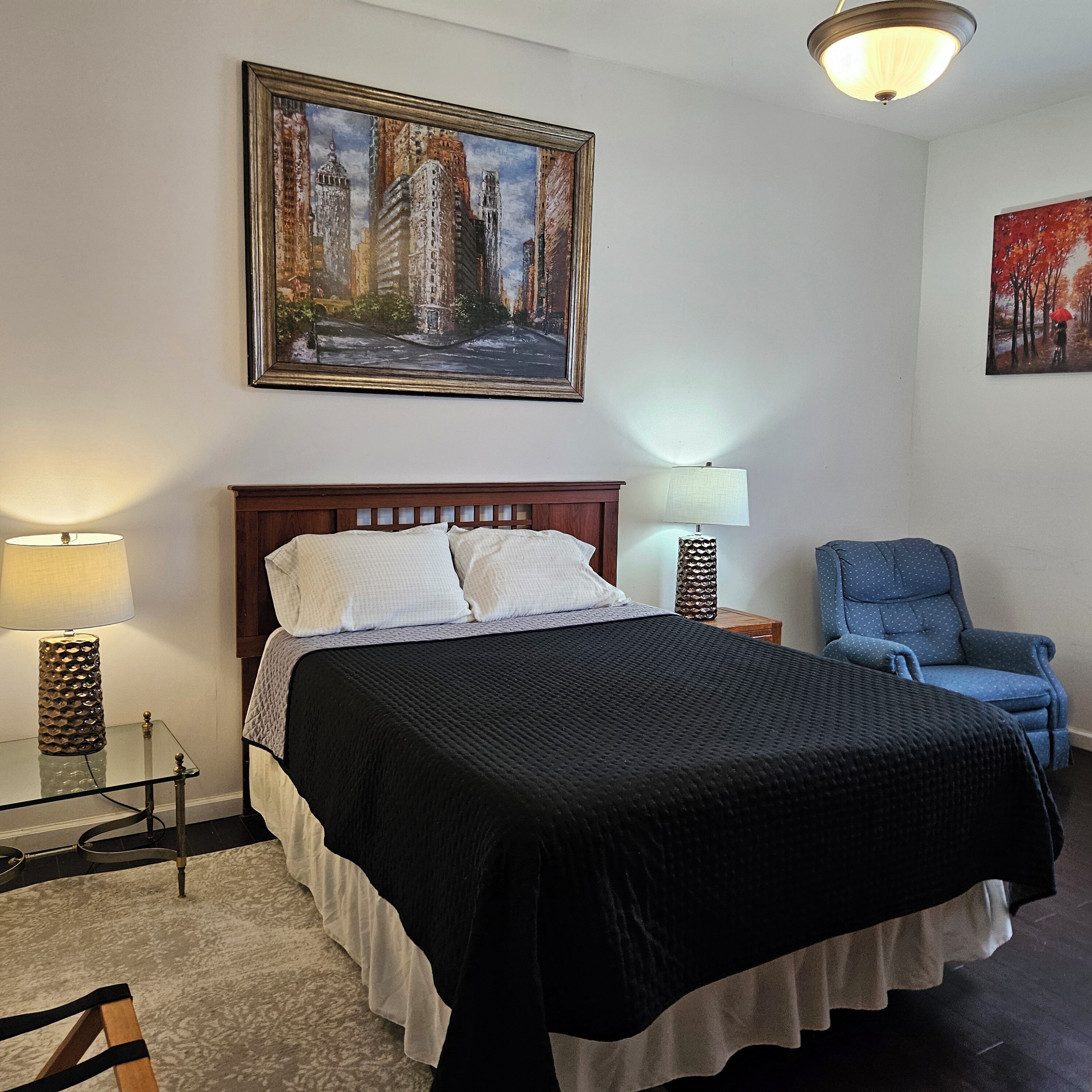 Silitysrauta/-lauta, Wi-Fi, vuodevaatteet