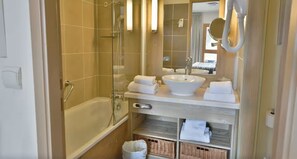 Een douche, een haardroger, handdoeken