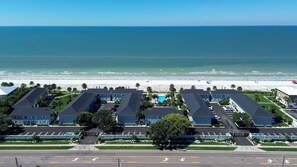 Ein Hotel an der Küste mit mehreren Gebäuden, einem Schwimmbad und Blick auf den Strand.
