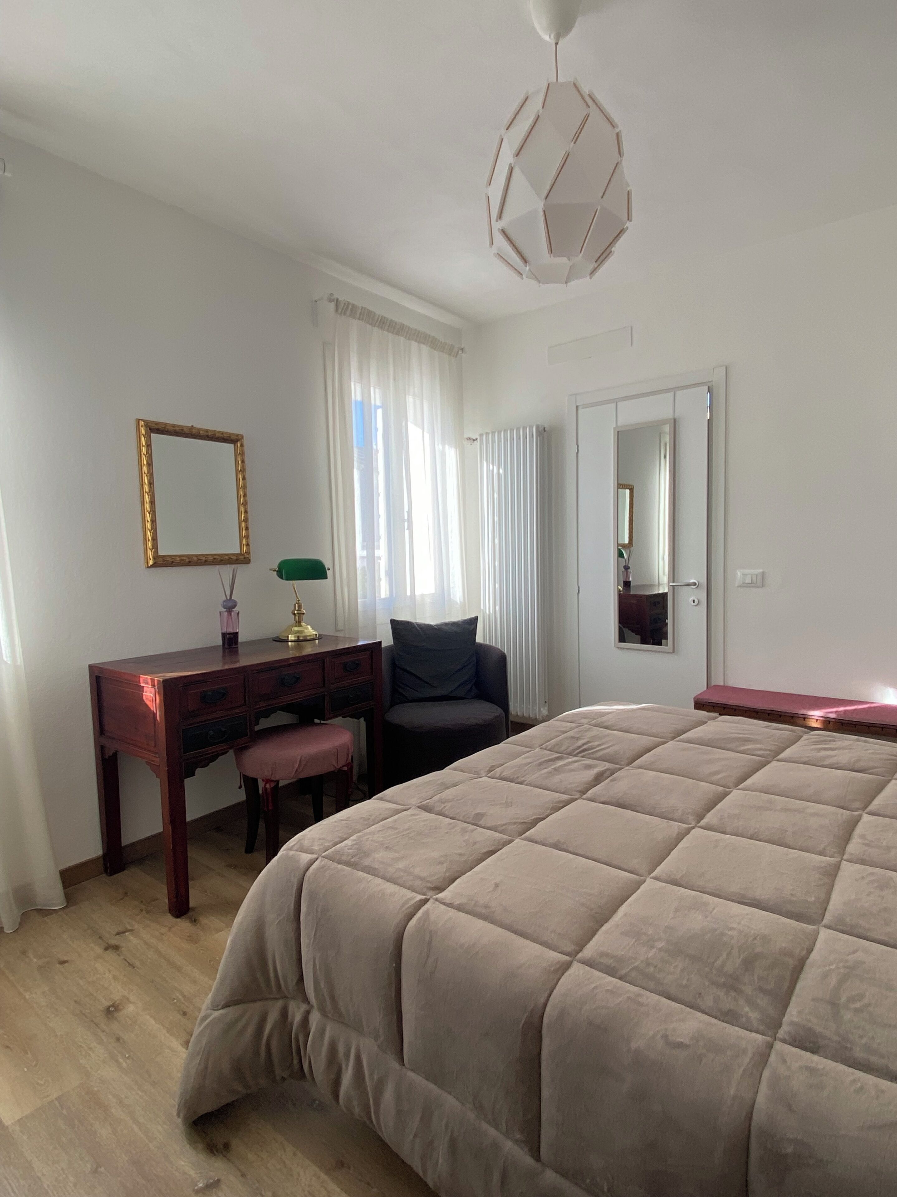 Tabla de planchar con plancha y ropa de cama
