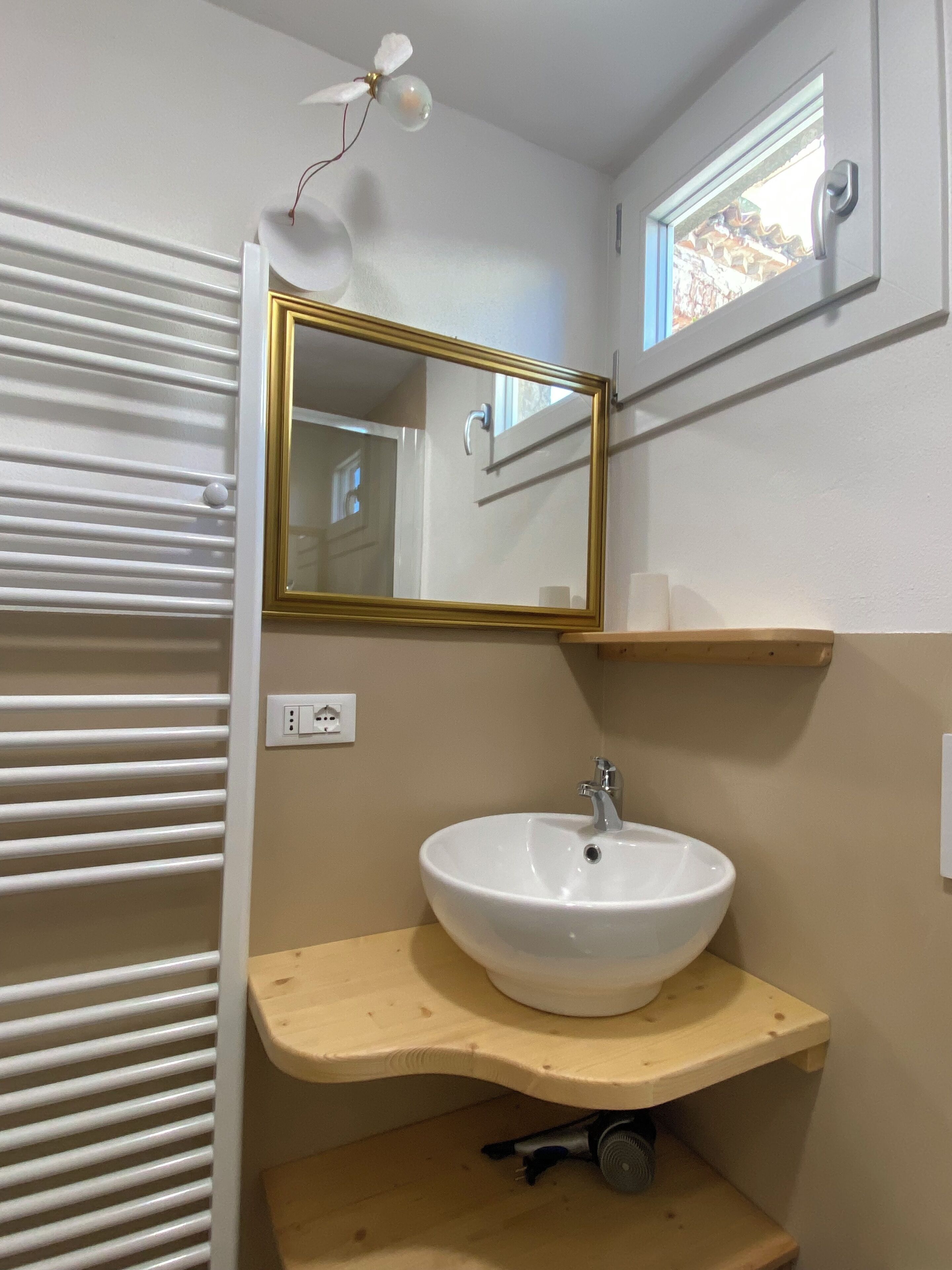 Douche, sèche-cheveux, serviettes fournies, papier toilette