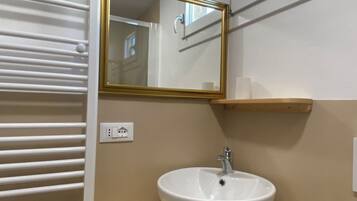 Douche, sèche-cheveux, serviettes fournies, papier toilette