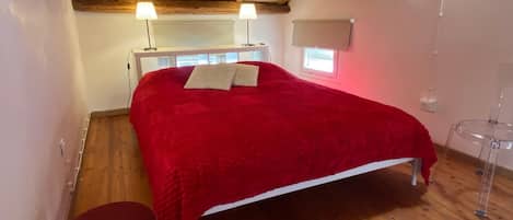 Iron/ironing board, bed sheets