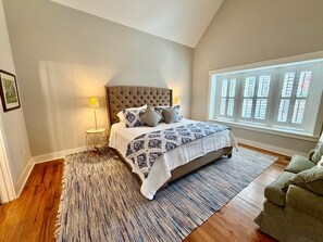 Tabla de planchar con plancha, internet y ropa de cama 