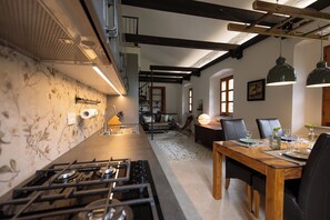 Frigorifero, microonde, forno, piano cottura