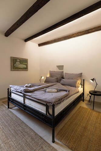 Großzügige Ferienwohnung
Denkmalgeschützt zwischen Comer See & Chiavenna