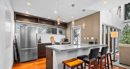 4BR Luxury Ski Lodge | 3-Min Walk to Alyeska Lifts | Fireplace + Game Lounge