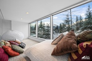 4 bedrooms, free WiFi, bed sheets - 4BR Luxury Ski Lodge | 3-Min Walk to Alyeska Lifts | Fireplace + Game Lounge (Girdwood)