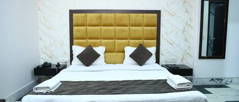 Deluxe Double Room | Desk, laptop workspace, free WiFi, wheelchair access