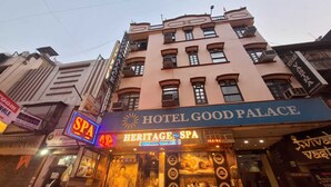 Un edificio con un cartel que indica 'Hotel Good Palace' y 'Heritage Spa'.