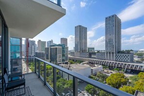 Property grounds - Corner Suite 2BR/2BA Skyline Views + Rooftop Pool (Miami)