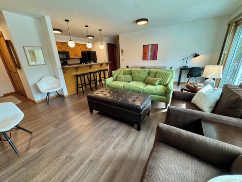Hilltop Haven for Two. 1-bedroom condo, walkable to Fish Creek + Penn State Park