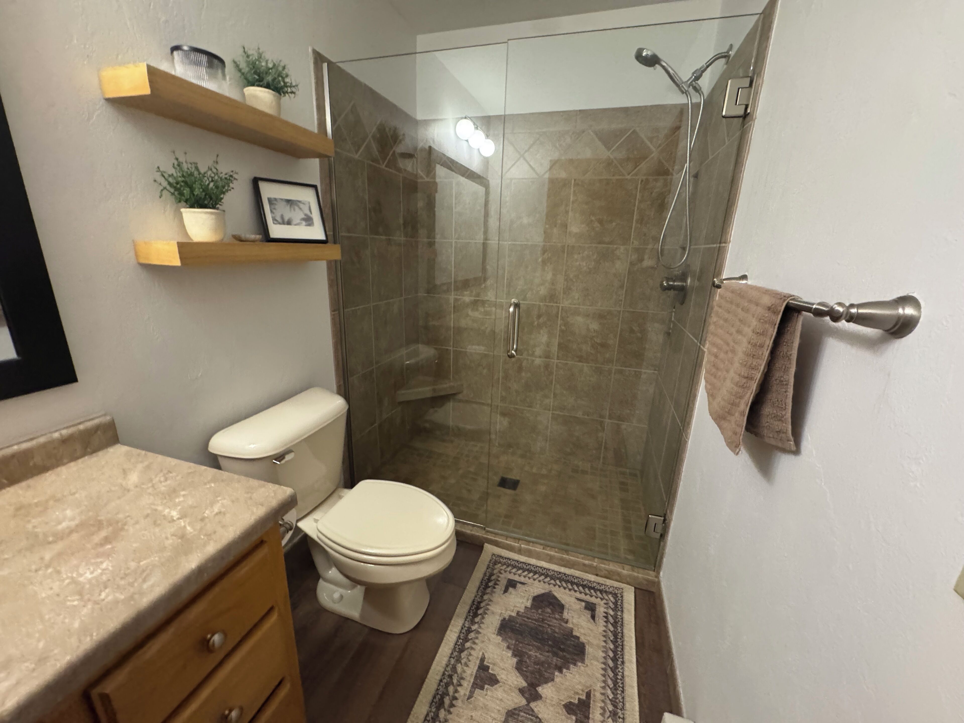 Douche, sèche-cheveux, serviettes fournies, savon