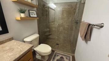 Douche, sĂšche-cheveux, serviettes fournies, savon