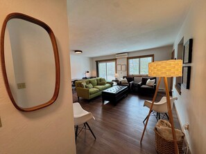 Smart TV, books - Hilltop Haven for Two. 1-bedroom condo, walkable to Fish Creek + Pen State Park (Fish Creek)