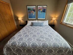 1 bedroom, desk, iron/ironing board, free WiFi - Hilltop Haven for Two. 1-bedroom condo, walkable to Fish Creek + Pen State Park (Fish Creek)