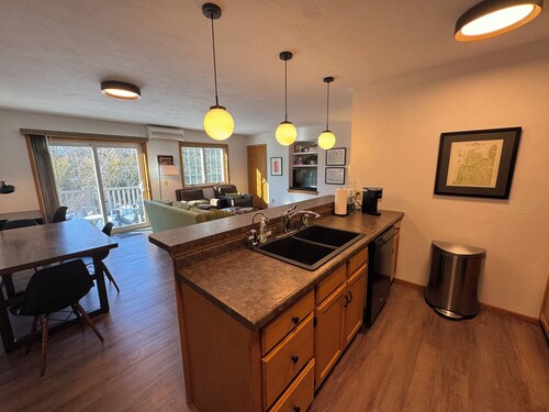 Hilltop Haven for Two. 1-bedroom condo, walkable to Fish Creek + Penn State Park