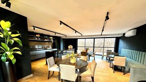 Ein modernes Interieur mit Essbereich, Küche und Sitzgelegenheiten.