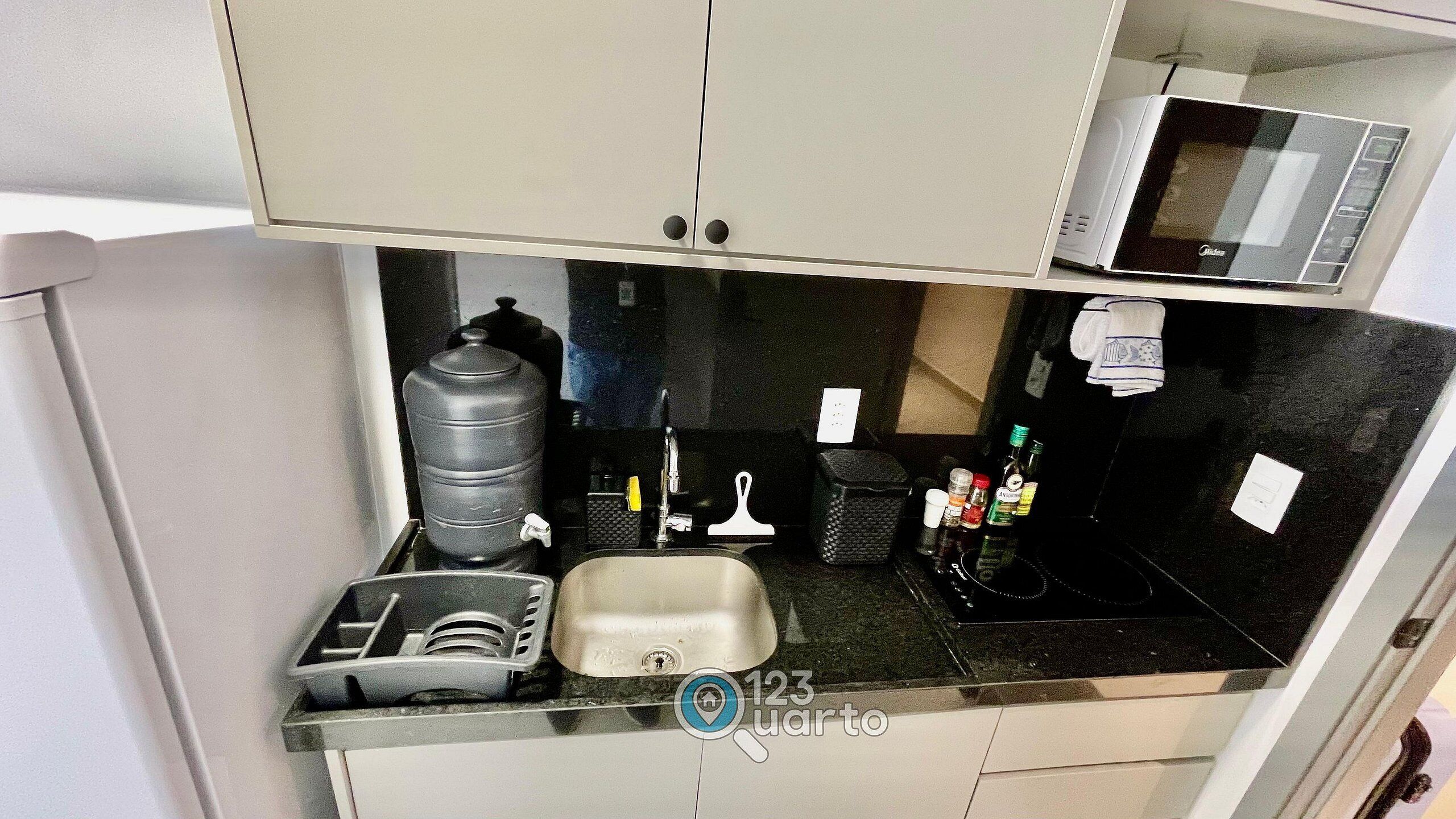 Basic-lejlighed | Privat køkken | Køleskab, køkkentøj/tallerkener/redskaber