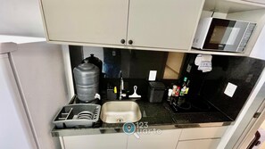 Basic-lejlighed | Privat køkken | Køleskab, køkkentøj/tallerkener/redskaber