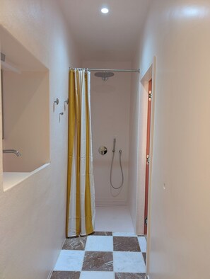 Haartrockner, Handtücher, Seife, Toilettenpapier