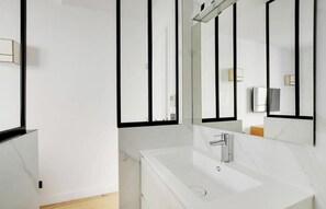 Shower, hair dryer, towels, soap - AN IRRESISTIBLE CHOICE FOR AN UNFORGETTABLE STAY IN THE LEFT BANK– SAINT GERMAIN (Paris)