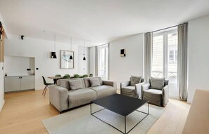 TV - AN IRRESISTIBLE CHOICE FOR AN UNFORGETTABLE STAY IN THE LEFT BANK– SAINT GERMAIN (Paris)