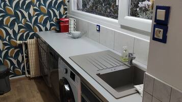 Een koelkast, een microgolfoven, een oven, een kookplaat