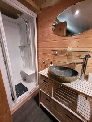 Shower, hair dryer, towels, soap - Quiet town center house with patio and 2-wheel garage (Charleville-Mézières)