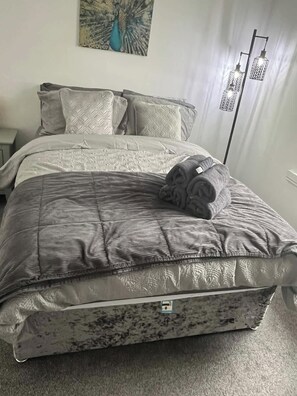 Iron/ironing board, WiFi, bed sheets - Newly Redecorated 1 bed flat ! (Weston-Super-Mare)